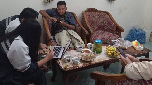 Mahasiswa melakukan diskusi tatap muka dengan 2 pengurus BUMDes Cipukal Aji terkait permasalahan akuntansi yang terjadi selama keberjalanan BUMDes.
