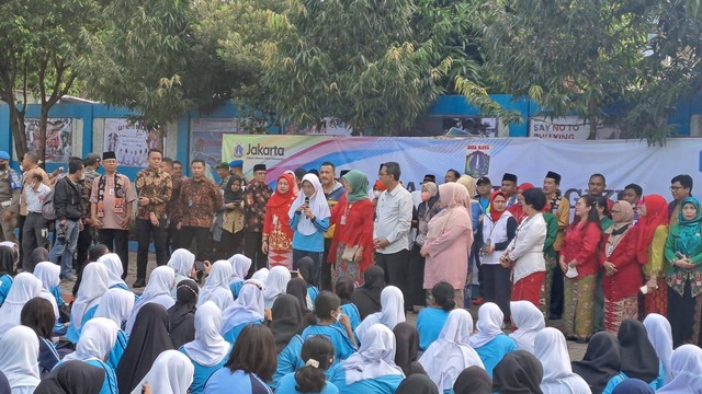 Pj Gubernur Heru Budi membagikan tablet penambah darah untuk siswi SMPN 51 Jaktim, Jumat (10/2/2023). Foto: Haya Syahira/kumparan