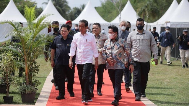 Presiden Jokowi dan para pejabat saat tiba di kompleks PT PIM, Aceh Utara. Foto: Abdul Hadi/acehkini 