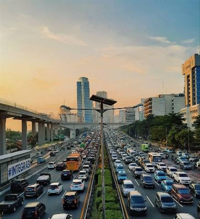 Jakarta Foto oleh: Revan Pratama (Unsplash)