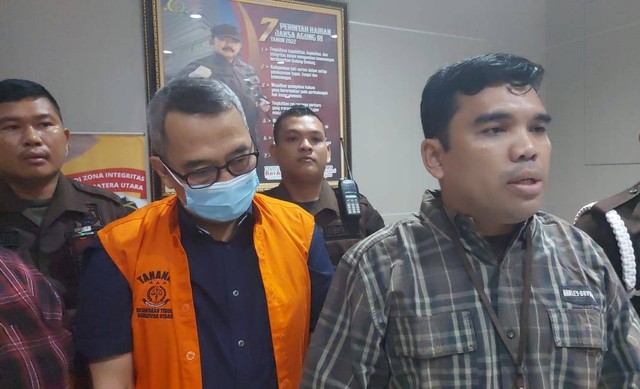 Kejaksaan Sumut menangkap Direktur PT Tanjung Siram Memet S Siregar (rompi oranye) Foto: Dok. Kejaksaan Sumut