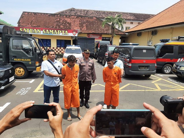 Polisi menunjukan tersangka Made Sudarma Alias Tabis (27) dan Komang Sudiarta Alias Kadek Ae (21), pencuri di Pura Ponjok Batu, Buleleng, Bali.
 Foto: Dok. Polres Buleleng