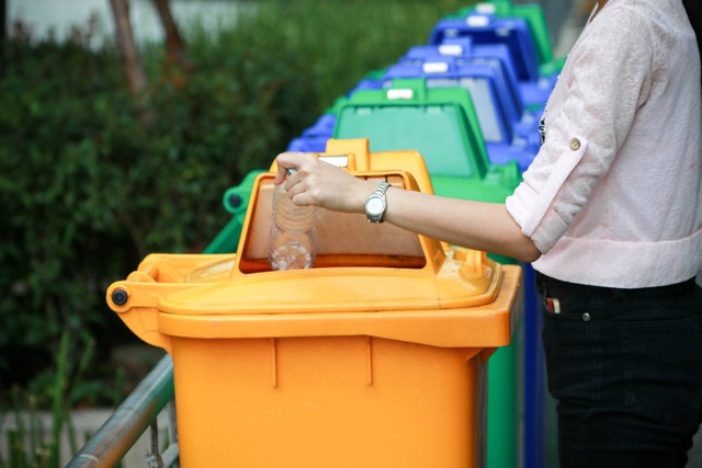Ilustrasi pengolahan sampah. Foto: PhotoByToR/Shutterstock