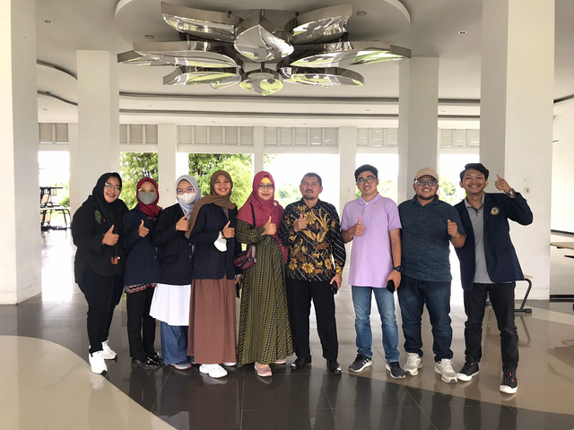 Foto Bersama Mahasiswa UMKT KKN di Malaysia (Foto: UMKT)