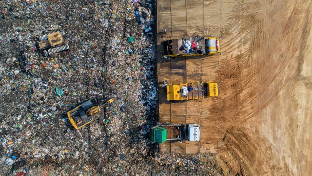 Ilustrasi pengolahan sampah. Foto: MAGNIFIER/Shutterstock