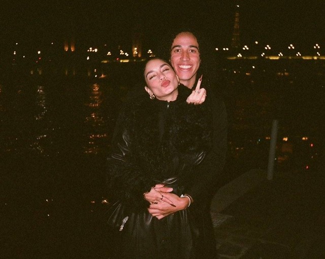 Vanessa Hudgens pamer cincin tunangan. Foto: Instagram/@vanessahudgens