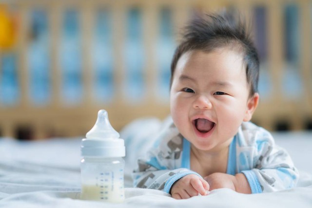 Membersihkan botol susu bayi perlu dilakukan dengan tepat agar tidak mudah berjamur dan mengganggu kesehatan si kecil. Foto: Shutterstock