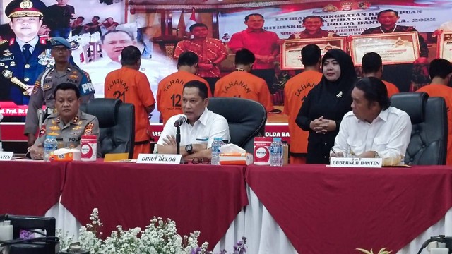 Tujuh tersangka kasus tindak pidana perlindungan konsumen dan persaingan dagang beras Bulog di Polda Banten, Jumat (10/2/2023).  Foto: Narda Margaretha Sinambela/kumparan