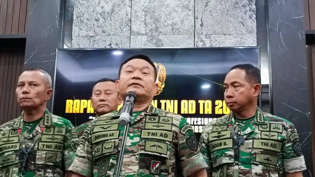 Kepala Staf TNI Angkatan Darat, Dudung Abdurachman, memberikan keterangan pers pada Rapim TNI AD 2023 di Mabes AD, Jakarta, Jumat (10/2). Foto: Thomas Bosco/kumparan