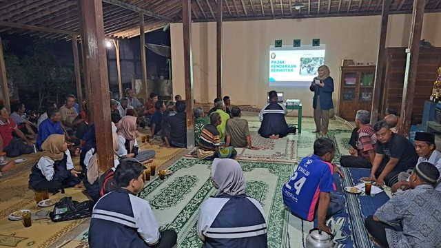 Mahasiswi KKN UNDIP Nur Handayani saat sedang melakukan edukasi kepada masyarakat