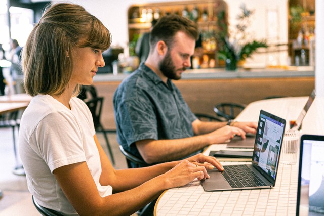 Ilustrasi seseorang yang melakukan mengompresi foto secara online. Foto: Pexels