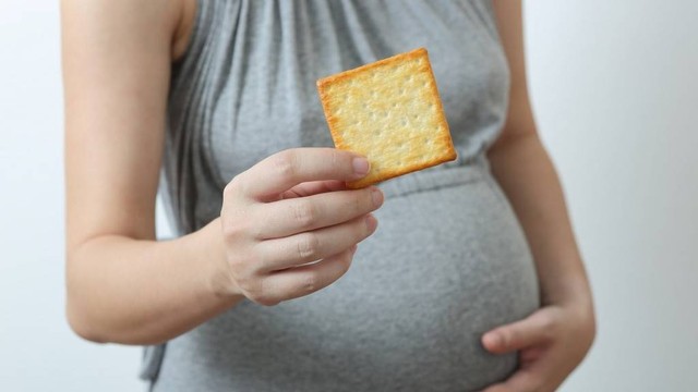 Ilustrasi ibu hamil mengonsumsi biskuit ibu hamil. Foto: Shutterstock.com