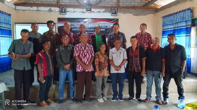 Keterangan foto:Pose bersama peserta sosialisasi dan pejabat Kantor Imigrasi Maumere, Kamis (9/2/2023).