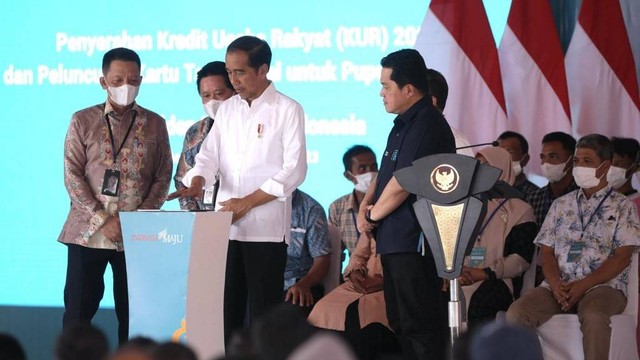 Presiden Jokowi secara simbolis menyerahkan KUR dan meluncurkan kartu tani digital di Aceh Utara. Foto: Abdul Hadi/acehkini 