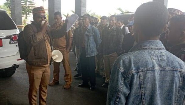 Keterangan foto: Sejumlah kepala desa saat melakukan aksi demo di Kantor Bupati Manggarai, Jumat (10/2/2023) pagi. Foto: Engkos Pahing.