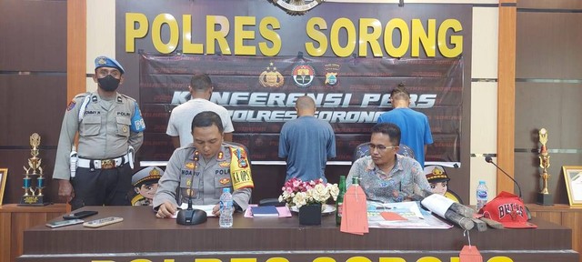 Kapolres Sorong, AKBP Yohanes Agustiandaru melakukan konferensi pers terkait kasus pengeroyokkan yang mengakibatkan korban meniggal dunia, foto: Juventz/BalleoNEWS