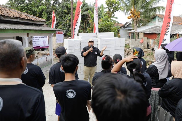 Relawan Ganjaran Buruh Berjuang (GBB) membangun fasilitas mandi cuci kakus (MCK)  untuk warga Kampung Paku Haji, Desa Tobat, Balaraja, Banten. Foto: Dok. Istimewa