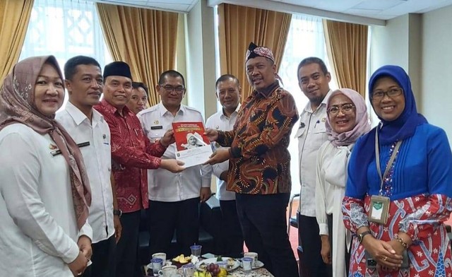 Jajaran Pemprov Lampung saat menyerahkan surat audiensi untuk Menteri Sosial RI terkait upaya memperjuangkan gelar pahlawan nasional untuk KH Ahmad Hanafiah. | Foto : Pemprov Lampung