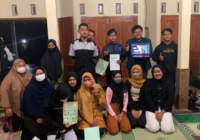 Mahasiswa KKN UNDIP Memperkenalkan Sistem Pembukuan Digital Kepada Karang Taruna