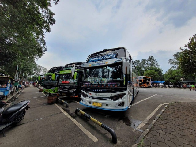 Bus di Terminal Poris. Foto: Rizki Fajar Novanto/kumparan