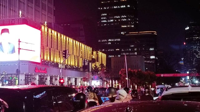 Kondisi lalu lintas dari Jalan Merdeka Barat dan Jalan MH Thamrin menuju kawasan Bundaran HI, Jakarta, Jumat (10/2).  Foto: Thomas Bosco/kumparan