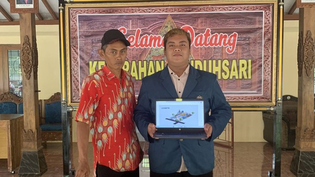 Foto bersama Bpk. Tugek selaku koordinator area wisata Sendang Songo pasca presentasi hasi redesain sebagai program kerja monodisiplin 