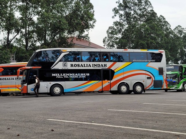 Bus double decker Rosalia Indah di Terminal Poris. Foto: Rizki Fajar Novanto/kumparan