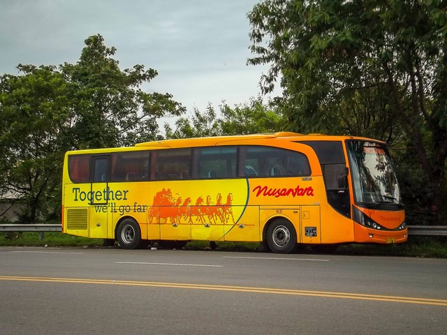 Bus PO Nusantara di Tol Kanci. Foto: Rizki Fajar Novanto/kumparan