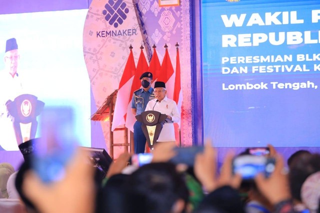 Wakil Presiden K.H. Ma’ruf Amin saat meresmikan 846 BLKK tahun 2022 Nusa Tenggara Barat, di Yayasan Ponpes Manhalul Ma`arif Darek, Lombok Tengah, Jumat, (10/2/2023). Foto: Kementerian Ketenagakerjaan
