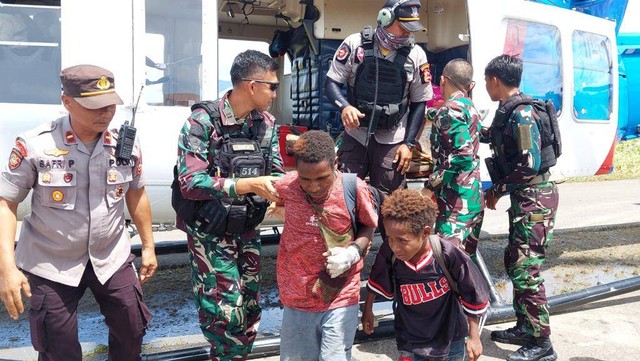 Anak-anak dan perempuan yang merupakan warga Paro mengungsi ke Kenyam akibat hoaks yang disebarkan KKB Egianus Kogoya. Foto: Pendam Cenderawasih