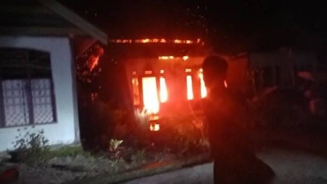 Kebakaran menghanguskan satu rumah warga di Dusun Sidal, Kecamatan Sampaga, Mamuju. Foto: Tangkapan Layar Video