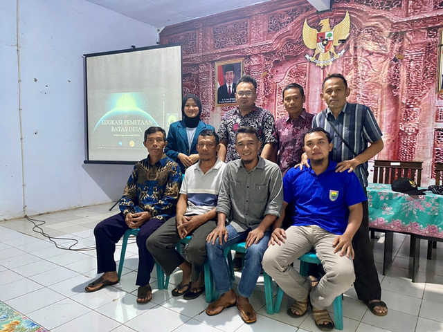 Pelaksanaan Edukasi Pemetaan Batas Desa dengan Menggunakan Google Earth Pro bersama Perangkat Desa Sodong | Sumber: Dokumentasi Pribadi