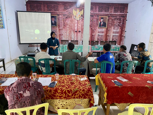 Pemaparan Materi Edukasi Pemetaan Batas Desa dengan Menggunakan Google Earth Pro bersama Perangkat Desa Sodong | Sumber: Dokumentasi Pribadi