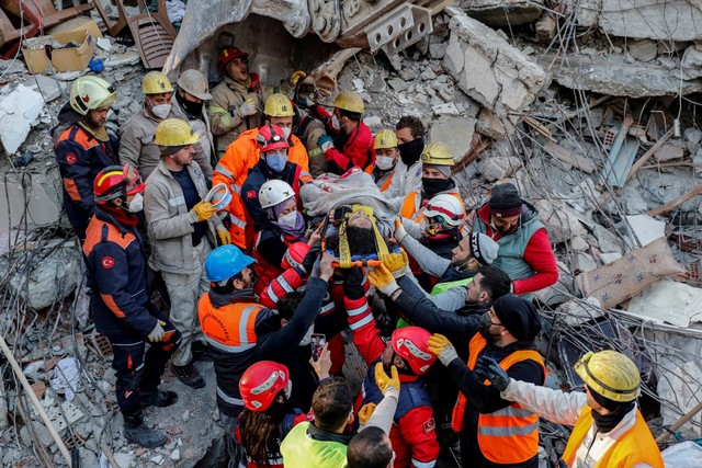 Tim penyelamat membawa Rabia Ofkeli yang selamat berusia 27 tahun setelah gempa mematikan di Hatay, Turki, Jumat (10/2/2023). Foto: Kemal Aslan/REUTERS 