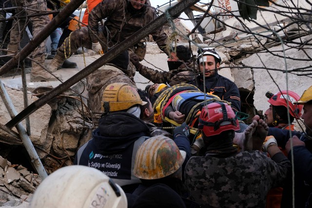 Tim penyelamat membawa korban Suriah berusia 19 tahun, Abdul Hamid dengan tandu setelah dia diselamatkan, setelah gempa mematikan di Hatay, Turki, Jumat (10/2/2023). Foto: Emilie Madi/REUTERS