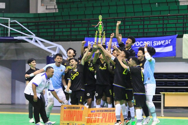 Perayaan Juara Tim Futsal Universitas Ahmad Dahlan (UAD) dalam Liga Futsal Mahasiswa Daerah Istimewa Yogyakarta (DIY) Season 2022 (Foto: Istimewa)