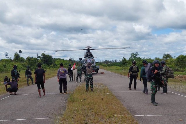 Personel TNI/Polri berada di dekat helikopter yang mendarat di Distrik Kenyam, Kabupaten Nduga, Papua Pegunungan, Rabu (8/2/2023). Foto: Humas Pendam Cenderawasih/HO ANTARA