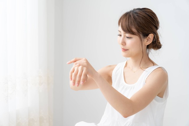 Ilustrasi perempuan mengaplikasikan body lotion. Foto: polkadot_photo/Shutterstock