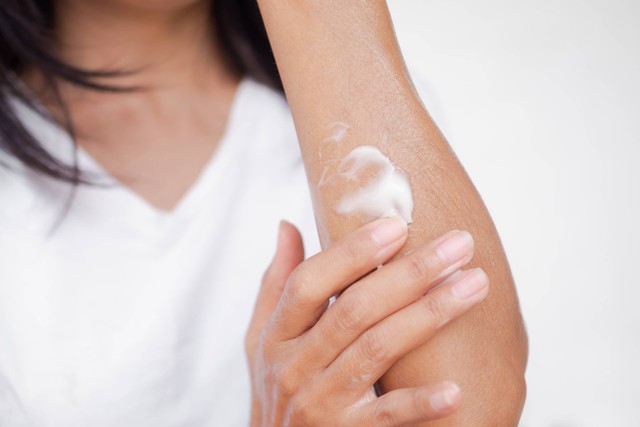 Ilustrasi perempuan mengaplikasikan body lotion. Foto: wing-wing/Shutterstock