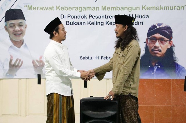 Kuatkan Silaturahmi dengan Pesantren, Gus-Gus Nusantara Jawa Timur Serahkan Bantuan Pengeras Suara. Foto: Dok. Istimewa