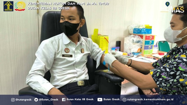 Salah satu CPNS sedang melakukan pengambilan darah