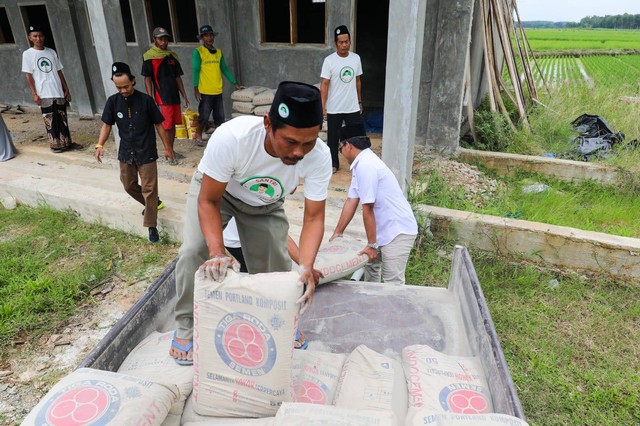 Peduli Perkembangan Ponpes, Santri Dukung Ganjar Beri Bantuan Material Pembangunan. Foto: Dok. Istimewa