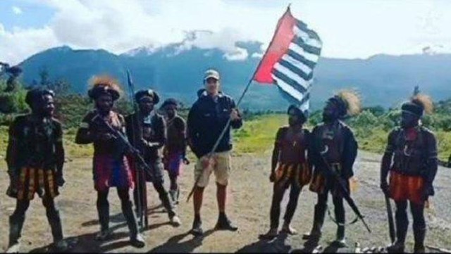 Seorang WNA pegang Bendera Bintang Kejora. Foto: istimewa