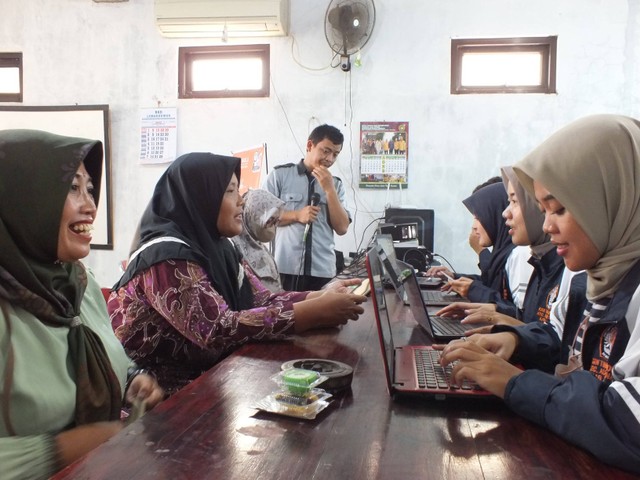 Sukseskan Program Legalitas Usaha, Mahasiswi KKN UNDIP Bantu Penerbitan ...