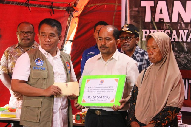 Penyerahan santunan kepada 4 orang ahli waris yang menjadi korban jiwa akibat gempa merusak Jayapura. Foto: istimewa