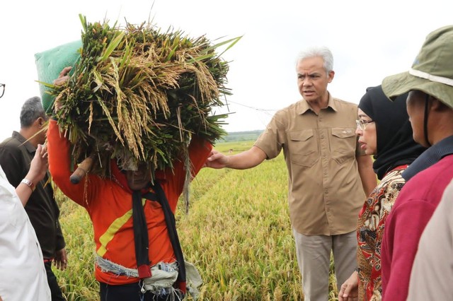 Gubernur Jawa Tengah, Ganjar Pranowo, saat sidak Stok Beras, Sabtu (11/2). Foto: Dok. Istimewa