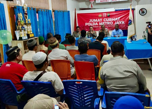 Warga Kota Bambu Minta CCTV ke Polsek Tambora untuk tambah keamanan lingkungan di Jakarta Barat, Sabtu (11/2). Foto: Dok. Polsek Tambora