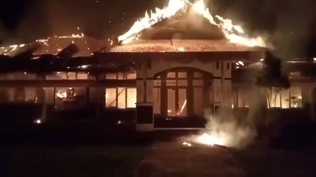 Kantor Camat Huamual ludes terbakar pada Sabtu (11/2/2023). Foto: Dok. Istimewa