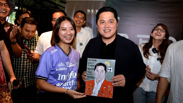 Calon Ketua Umum PSSI Erick Thohir (kedua kanan) menerima lukisan bergambar dirinya saat kegiatan diskusi dengan suporter dan pecinta sepak bola di Denpasar, Bali, Sabtu (11/2/2023). Foto:  ANTARA FOTO/Fikri Yusuf