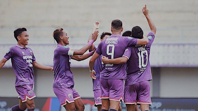 Para pemain Persita Tangerang berkespresi usai mencetak gol  ke gawang Bhayangkara FC dalam lanjutan Liga 1 2022/23 di Indomilk Arena, Tangerang, Sabtu (11/2). Foto: Instagram/@persita.official